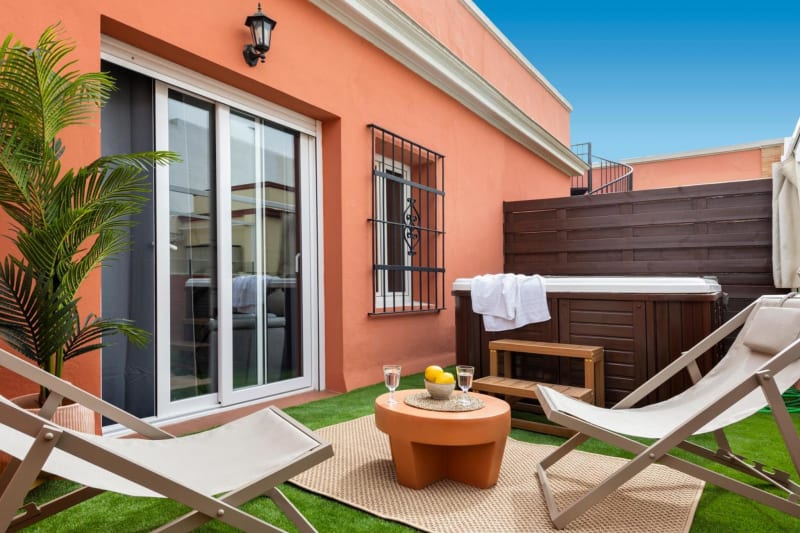 Suites Maestranza - Santas Patronas - Ático con Jacuzzi en Terraza Privada y Plaza de Parking